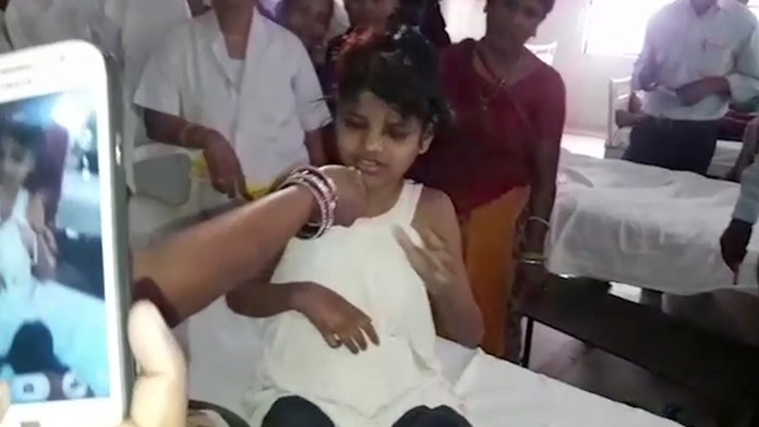 Mauglího dievča! Dieťa roky žilo v rezervácii len s opicami