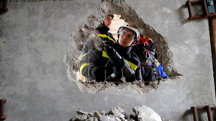 VIDEO: Extrémne obéznu ženu odviezli do nemocnice aj s posteľou, museli prebúrať stenu