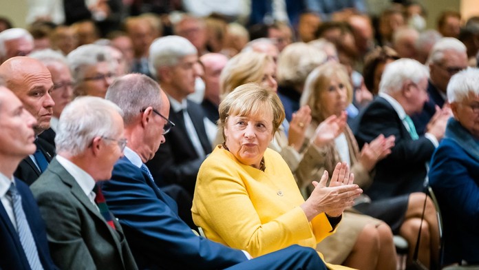 Merkelová prelomila mlčanie. Svojho nástupcu Merza obvinila, že sa spolčil s extrémistami