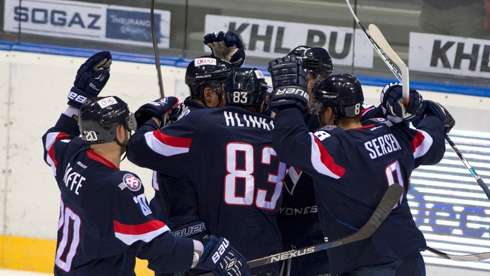 Hráči Slovana Bratislava po góle v sieti Lokomotivu Jaroslavľ v dueli KHL.