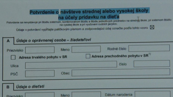 Rozbité sklo na aute.