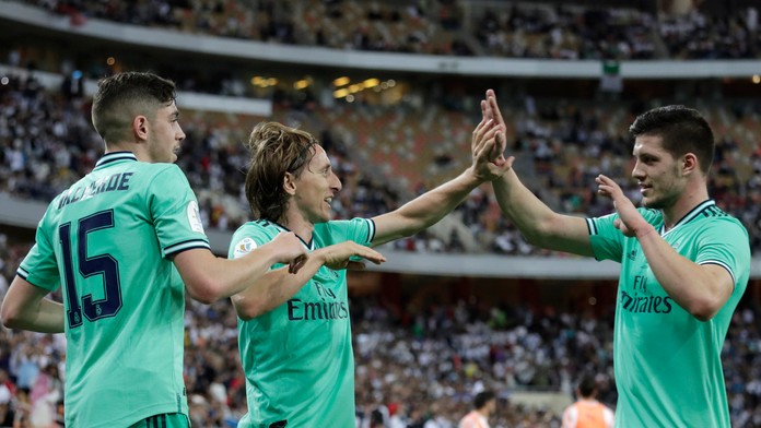 Luka Modrič z Realu Madrid oslavuje gól v semifinále španielskeho Superpohára proti Valencii.
