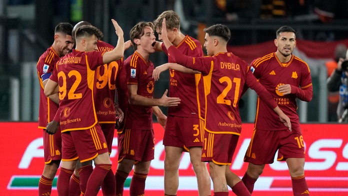 AS Rím si poradil s Veronou gólmi z prvého polčasu. AC Miláno otočilo zápas v úplnom závere