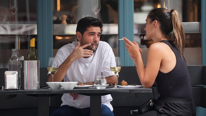 Ľudia fajčiaci vonku