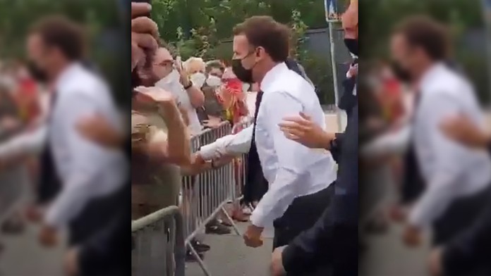 Emanuel Macron dostal facku od neznámeho muža.