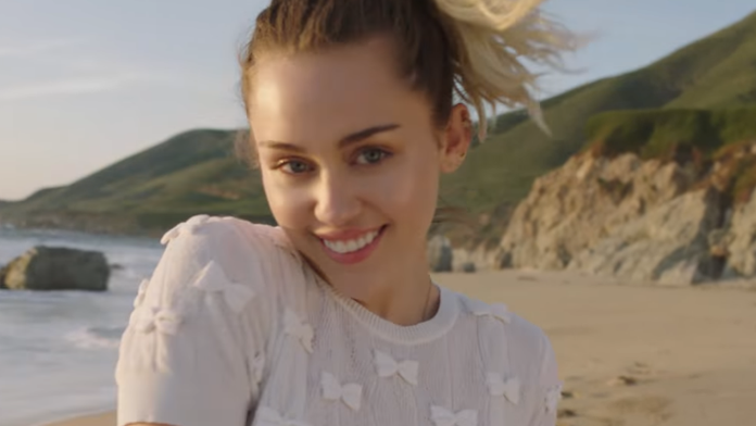 Krásna Miley Cyrus je späť