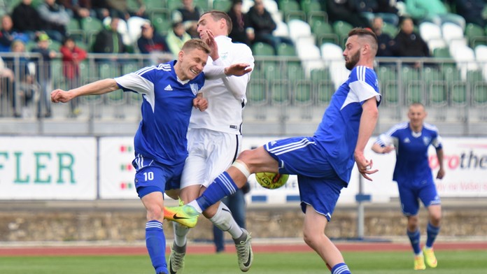 Súboj Popradčanov Maťasa (vľavo) a Peciara so Skaličanom Vaščákom.