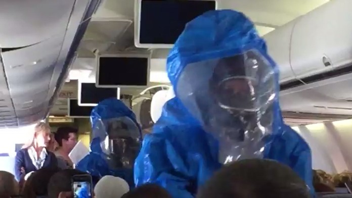 Muž vtipkoval v lietadle, že má ebolu. 