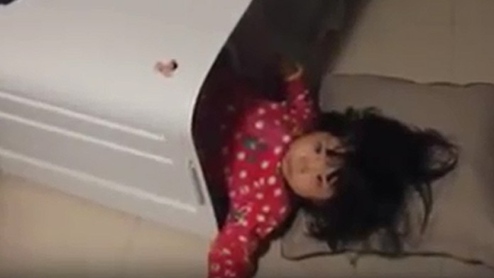 Dievčatko uviazlo v práčke.