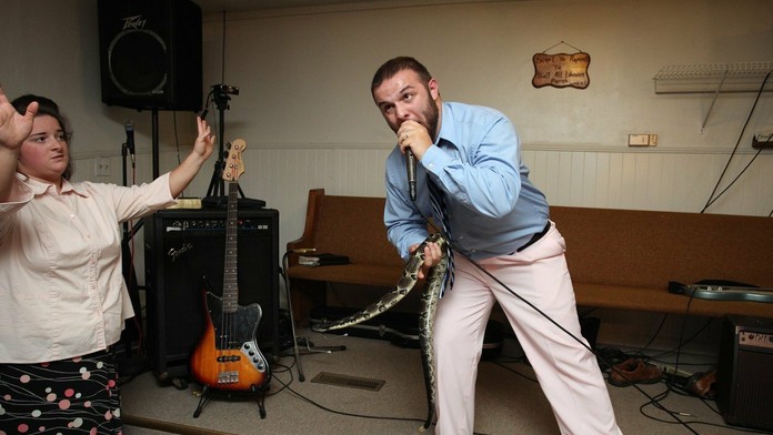 Pastor Cody Coots počas bohoslužby.