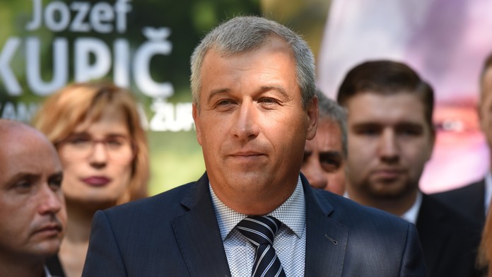 Petra Vlhová oslavuje víťazstvo úvodného slalomu sezóny Svetového pohára.