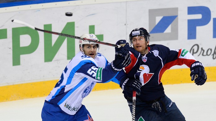 Matt Murley (Slovan) a Nick Bailen (Dinamo Minsk).