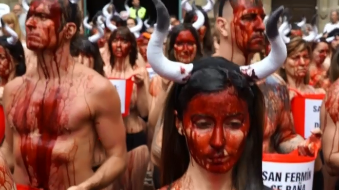 Aktivisti sa na protest poliali krvou.