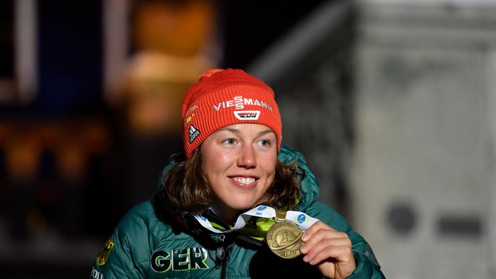 Biatlonistka Hanna Öbergová oslavuje triumf vo vytrvalostných pretekoch na MS v Östersunde.