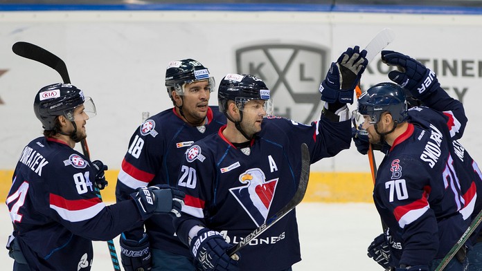 Radosť hráčov Slovana Bratislava, zľava Tomáš Kundrátek, Jonathan Cheechoo, Jeff Tafe a Radek Smoleňák v dueli KHL proti Omsku.