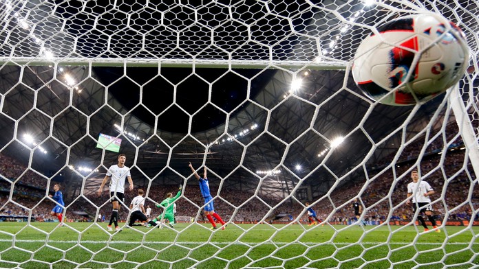 Antoine Griezmann  sa teší z gólu na 20 v zápase semifinále ME vo futbale Nemecko - Francúzsko