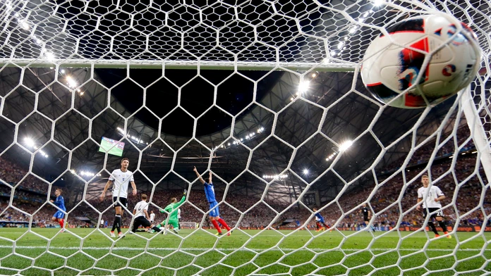 Antoine Griezmann  sa teší z gólu na 20 v zápase semifinále ME vo futbale Nemecko - Francúzsko