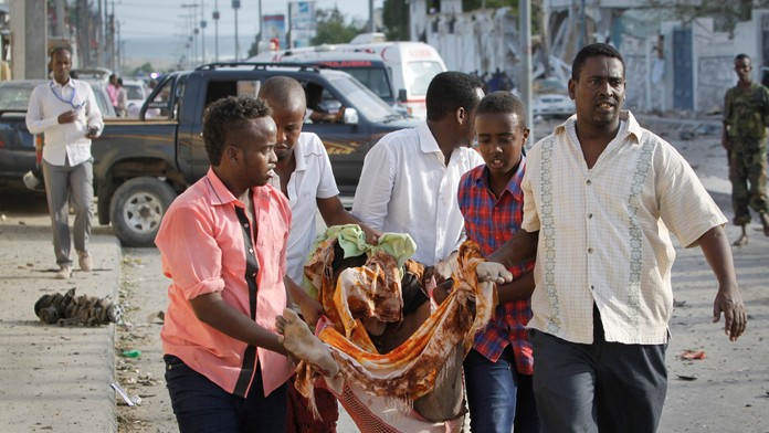 Somálčania vynášajú obete samovražedného útoku.