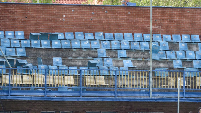 Vytrhané stoličky v sektore fanúšikov Slovana na štadióne v Dunajskej Strede.