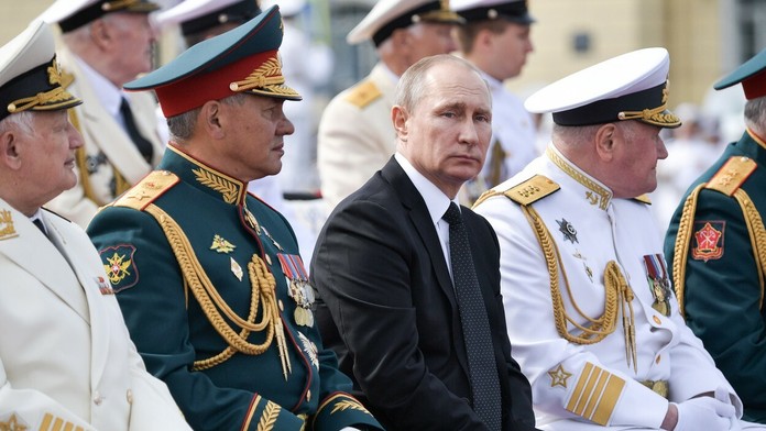 Vladimir Putin počas vojenskej prehliadky.