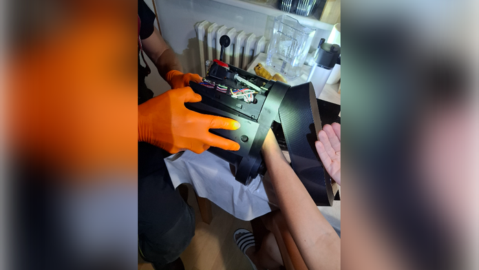 FOTO: Kuriózny zásah hasičov. Pomáhali žene, ktorej ruka záhadne uviazla v kávovare