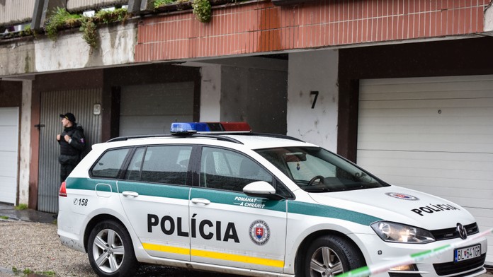 V bratislavskej Petržalke vystrájal opitý a agresívny muž. Založil požiar a napadol policajta