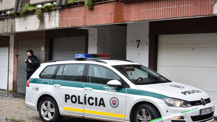 V bratislavskej Petržalke vystrájal opitý a agresívny muž. Založil požiar a napadol policajta