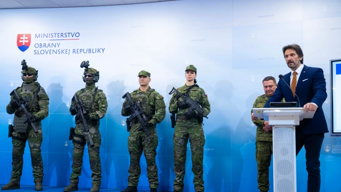 GALÉRIA: Ministerstvo obrany predstavilo nové uniformy aj výzbroj vojakov