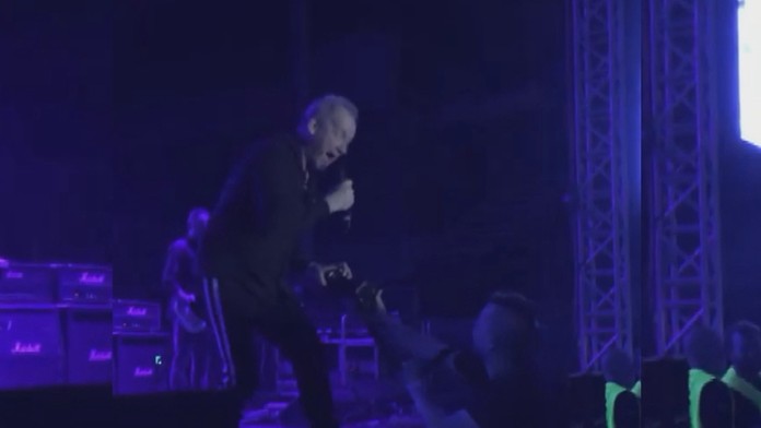 David Koller sa snaží fotografovi vytrhnúť z ruky fotoaparát.