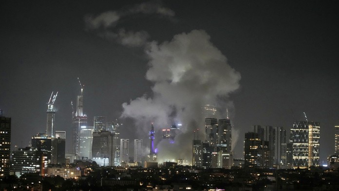 Dym po raketovom útoku na Tel Aviv