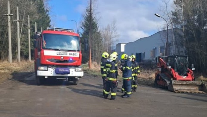 Na snímke hasiči, ktorí zasahovali v areáli českých strojární v Poličke.