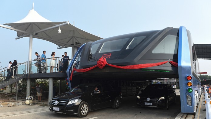 Pohybuje sa ponad autá.