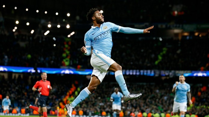 Hráč Manchesteru City Raheem Sterling oslavuje gól do bránky Swansea City