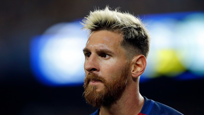 Kouč SSC Neapol Maurizio Sarri počas duelu LM proti Dynamu Kyjev, v popredí lodivod tohto ukrajinského tímu Sergej Rebrov.