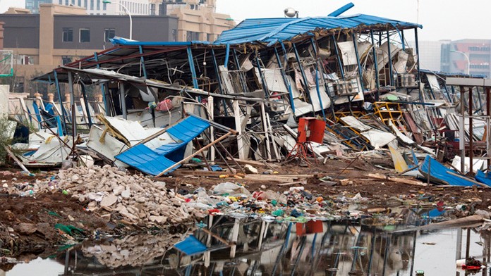 Zničená ubytovňa po explózii.