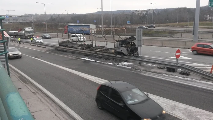 Pred tunelom Sitina horel kamión.