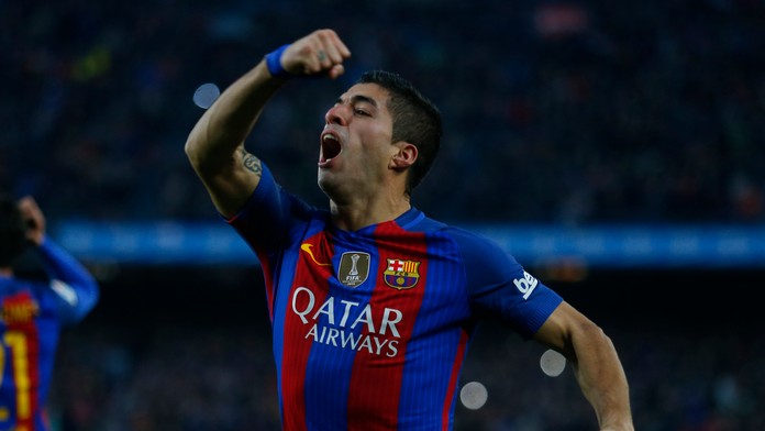 Luis Suárez z Barcelony oslavuje gól v El Clásicu proti Realu Madrid.