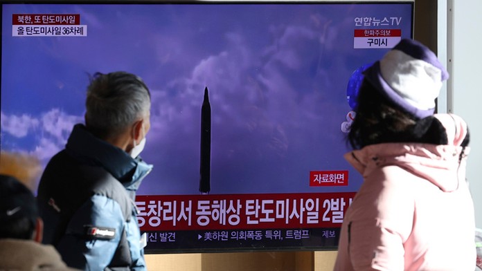 Ľudia sledujú televízne správy na železničnej stanici v Soule.