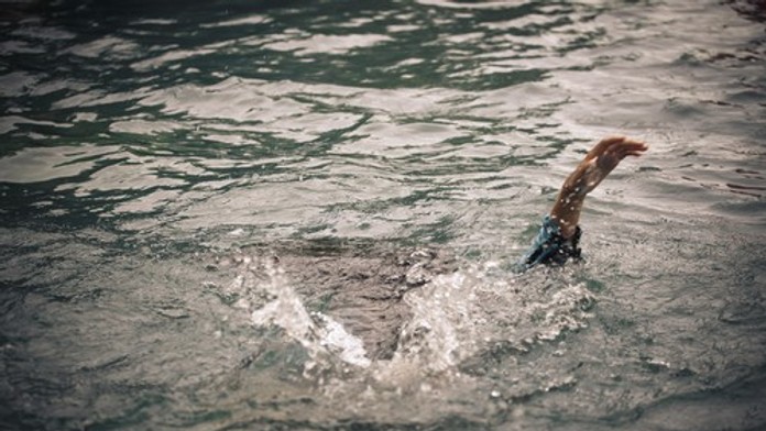 Plávanie po jedle sa jej stalo osudným. Lucy (†15) zomrela po tom, ako ju stiahlo more