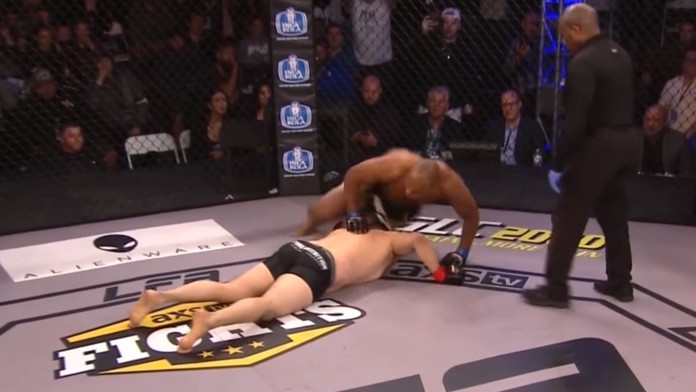 Irvins Ayala leží na podlahe octagonu po tom, ako sa sám knockoutoval.