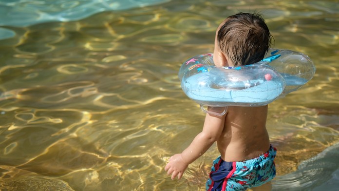 Plávacie koleso, s ktorým sa dá utopiť. Známa športová predajňa upozorňuje na nebezpečný výrobok