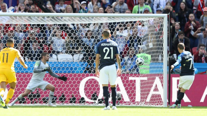Antoine Griezmann strieľa úvodný gól Francúzska na MS zo značky pokutového kopu.