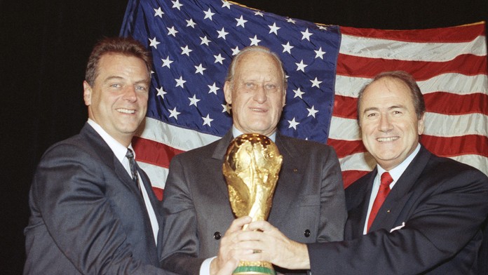 Na snímke z roku 1990 pózuje vtedajší šéf FIFA Joao Havelange s  trofejou pre víťaza MS vo futbale.