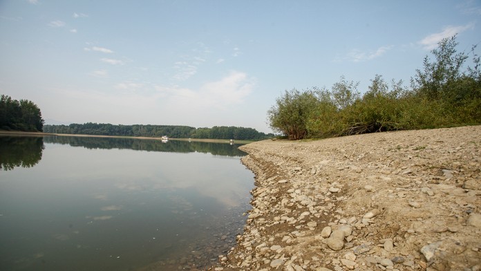 Na snímke pokles hladiny vody v dôsledku horúčav v Trnoveckej zátoke na Liptovskej Mare