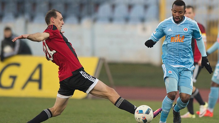 Seydouba Soumah (Slovan) a vľavo Martin Tóth (Trnava).