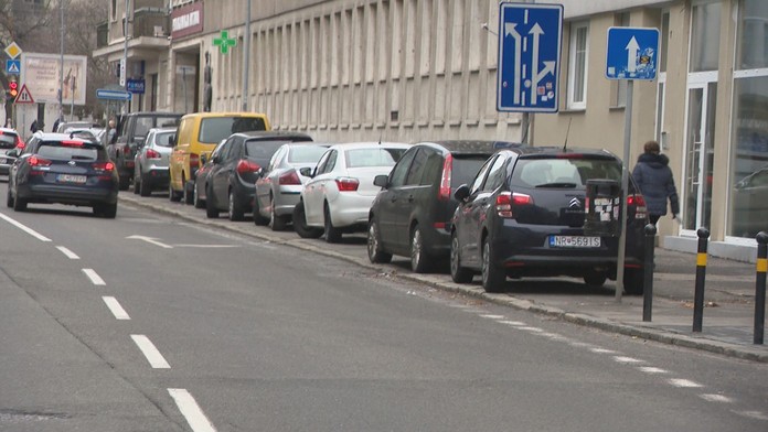 Autá sa môžu vrátiť na chodníky. Poslanci posunuli účinnosť zákona, ktorý to zakazoval