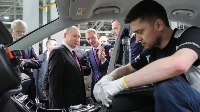 Vladimir Putin počas prehliadky limuzíny v priemyselnom parku na predmestí Moskvy.