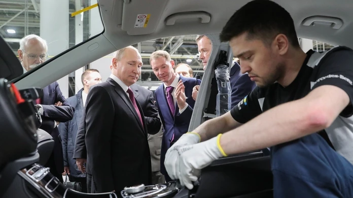 Vladimir Putin počas prehliadky limuzíny v priemyselnom parku na predmestí Moskvy.