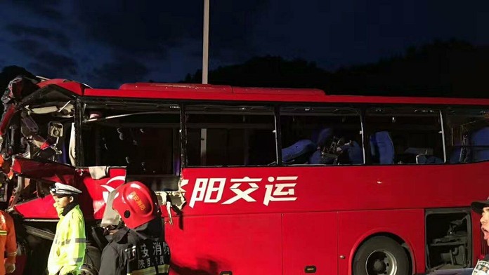 Pri nehode autobusu na diaľnici zahynulo najmenej 36 ľudí