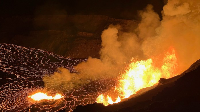 VIDEO: Jedna z najaktívnejších sopiek sa opäť prebudila k životu. Vyvrhuje lávu až do výšky 80 metrov